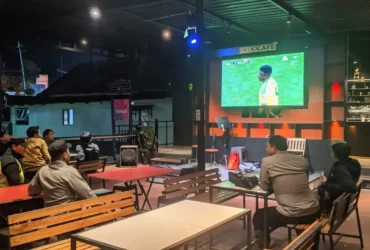 Suasana nobar piala dunia 2026 di Rooftop Cafe Pacet (foto: Blok-a.com/Syahrul Wijaya)