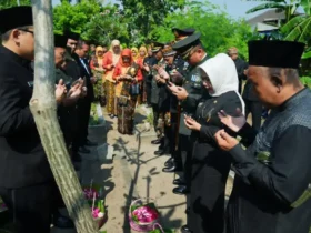 Walikota Mojokerto bersama Forkopimda saat ziarah ke makam para Umaro (foto: Blok-a.com/Syahrul Wijaya)