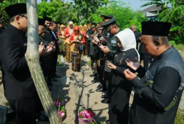 Walikota Mojokerto bersama Forkopimda saat ziarah ke makam para Umaro (foto: Blok-a.com/Syahrul Wijaya)