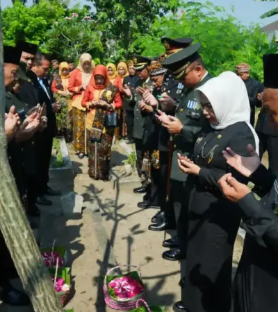 Walikota Mojokerto bersama Forkopimda saat ziarah ke makam para Umaro (foto: Blok-a.com/Syahrul Wijaya)