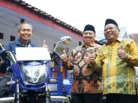 Bupati dan wakil bupati Jombang saat menyerahkan kendaraan operasional untuk kebersihan di pendopo kelurahan Jombatan, Jombang.(blok-a.com/Syahrul Wijaya)
