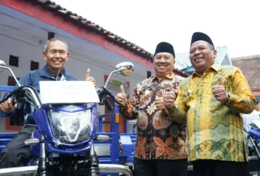 Bupati dan wakil bupati Jombang saat menyerahkan kendaraan operasional untuk kebersihan di pendopo kelurahan Jombatan, Jombang.(blok-a.com/Syahrul Wijaya)