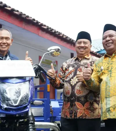 Bupati dan wakil bupati Jombang saat menyerahkan kendaraan operasional untuk kebersihan di pendopo kelurahan Jombatan, Jombang.(blok-a.com/Syahrul Wijaya)