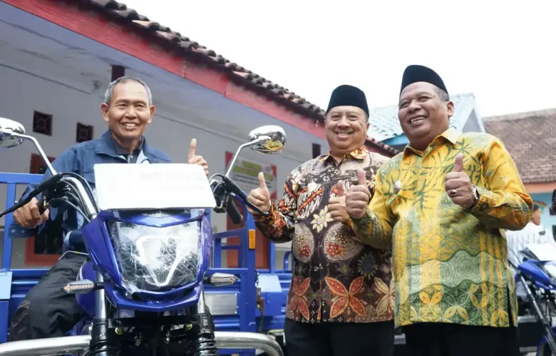 Bupati dan wakil bupati Jombang saat menyerahkan kendaraan operasional untuk kebersihan di pendopo kelurahan Jombatan, Jombang.(blok-a.com/Syahrul Wijaya)