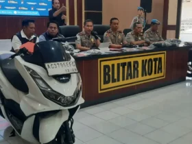 Kapolres Blitar Kota, AKBP Kalfaris Triwijaya Lalo dalam pers rilis ungkap geng pencurian bersenjata. (foto: blok-a.com/Fajar)