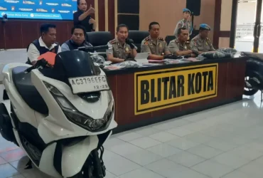 Kapolres Blitar Kota, AKBP Kalfaris Triwijaya Lalo dalam pers rilis ungkap geng pencurian bersenjata. (foto: blok-a.com/Fajar)