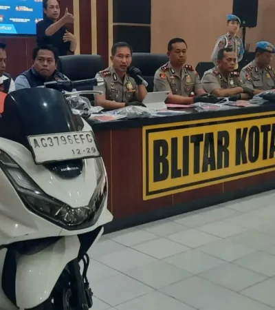 Kapolres Blitar Kota, AKBP Kalfaris Triwijaya Lalo dalam pers rilis ungkap geng pencurian bersenjata. (foto: blok-a.com/Fajar)