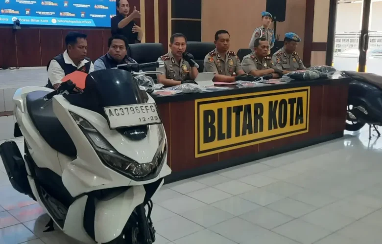 Kapolres Blitar Kota, AKBP Kalfaris Triwijaya Lalo dalam pers rilis ungkap geng pencurian bersenjata. (foto: blok-a.com/Fajar)