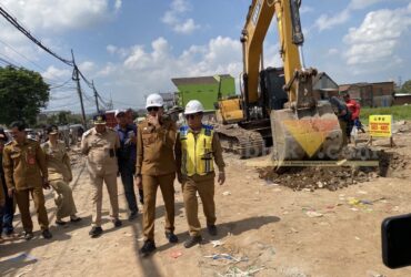 Wali Kota Malang, Wahyu Hidayat di Pasar Gadang yang akan mulai diperbaiki jalannya, Senin (15/6/2026) (blok-a/Bob Bimantara Leander)