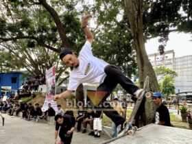 Aksi skateboarder saat mengikuti rangkaian Go Skateboarding Day 2026 yang digelar komunitas Malang Skate di Alun-Alun Merdeka, Kota Malang. (blok-a.com / M Berril Labiq)
