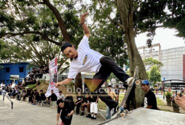 Aksi skateboarder saat mengikuti rangkaian Go Skateboarding Day 2026 yang digelar komunitas Malang Skate di Alun-Alun Merdeka, Kota Malang. (blok-a.com / M Berril Labiq)
