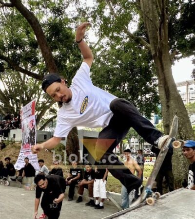 Aksi skateboarder saat mengikuti rangkaian Go Skateboarding Day 2026 yang digelar komunitas Malang Skate di Alun-Alun Merdeka, Kota Malang. (blok-a.com / M Berril Labiq)