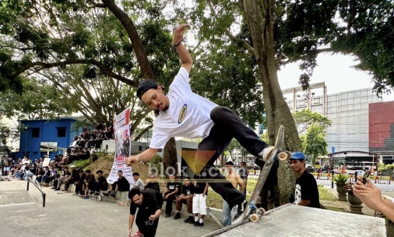 Aksi skateboarder saat mengikuti rangkaian Go Skateboarding Day 2026 yang digelar komunitas Malang Skate di Alun-Alun Merdeka, Kota Malang. (blok-a.com / M Berril Labiq)