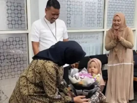 Bupati Ipuk saat bercanda dengan anak balita dalam lokakarya “Perencanaan Strategis Pengembangan Anak Usia Dini yang Inklusif” yang digelar oleh lembaga pendidikan global, Perkins International (foto: istimewa)