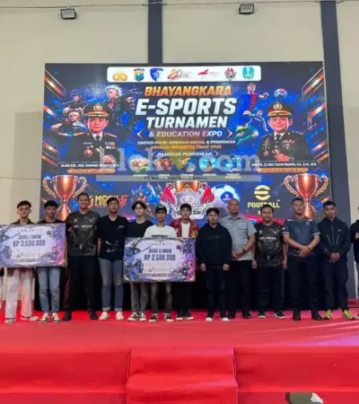 Juara E-Sports Turnamen foto bersama usai menerima hadiah secara simbolis.(blok-a.com/Syahrul Wijaya)
