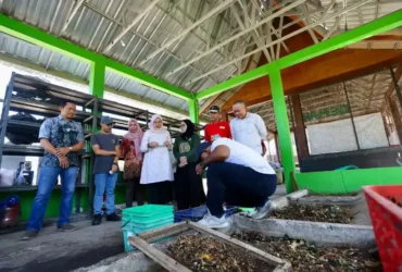 Bupati Banyuwangi, Ipuk Fiestiandani saat meninjau Kelurahan Bakungan, Banyuwangi yang memiliki pengolahan sampah mandiri jadi produk ekonomi (foto: Istimewa)