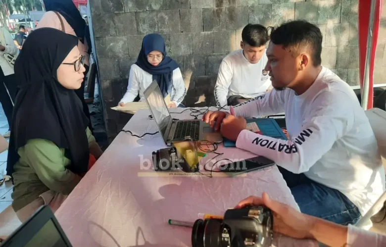 Kantor Imigrasi Kelas II Non TPI Blitar menghadirkan layanan unggulan bernama "Paspor Simpati" di Car Free Day Kota Blitar (foto: Blok-a.com/Fajar)