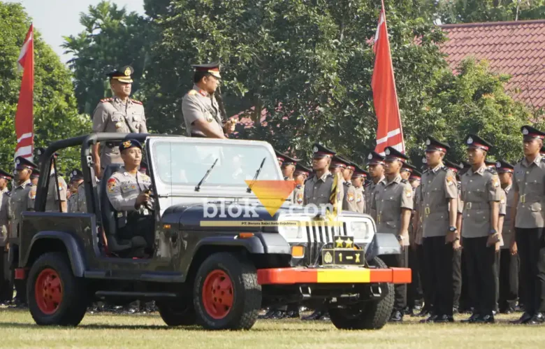 Kapolda Jatim Irjen Nanang Avianto didampingi Wakapolda Jatim Kombes Pol Agung Setyo Nugroho saat melantik Siswa Diktukba Polri Gelombang I.(foto: Blok-a.com/Syahrul Wijaya)