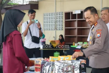 Kapolres Mojokerto AKBP Andi Yudha Pranata saat meninjau stan UMKM (foto: Blok-a.com/Syahrul Wijaya)