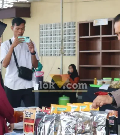 Kapolres Mojokerto AKBP Andi Yudha Pranata saat meninjau stan UMKM (foto: Blok-a.com/Syahrul Wijaya)