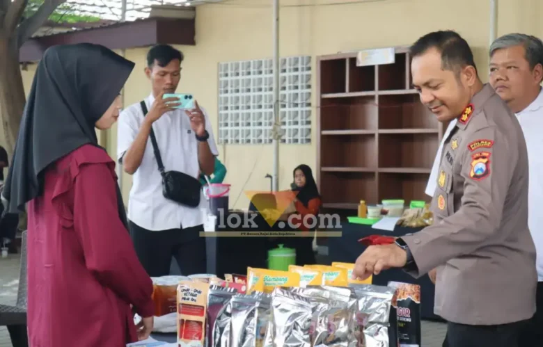 Kapolres Mojokerto AKBP Andi Yudha Pranata saat meninjau stan UMKM (foto: Blok-a.com/Syahrul Wijaya)