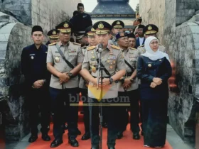 Kapolri Jenderal Polisi Listyo Sigit Prabowo didampingi Kapolda Jawa Timur, Pangdam V/Brawijaya, Gubernur Jawa Timur, pejabat Mabes Polri, serta unsur Forkopimda (foto: Blok-a.com/Fajar)
