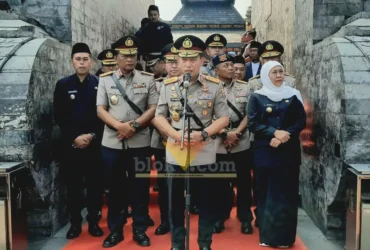 Kapolri Jenderal Polisi Listyo Sigit Prabowo didampingi Kapolda Jawa Timur, Pangdam V/Brawijaya, Gubernur Jawa Timur, pejabat Mabes Polri, serta unsur Forkopimda (foto: Blok-a.com/Fajar)