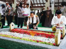 Kapolri saat ziarah ke makam Gus Dur di Tebuireng Jombang.(blok-a.com/Syahrul Wijaya)
