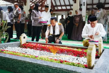 Kapolri saat ziarah ke makam Gus Dur di Tebuireng Jombang.(blok-a.com/Syahrul Wijaya)