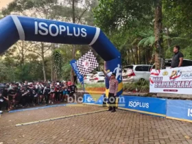 Kapolsek Pacet AKP Mohammad Khoirul Umam memberangkatkan pelari (foto: Blok-a.com/Syahrul Wijaya)