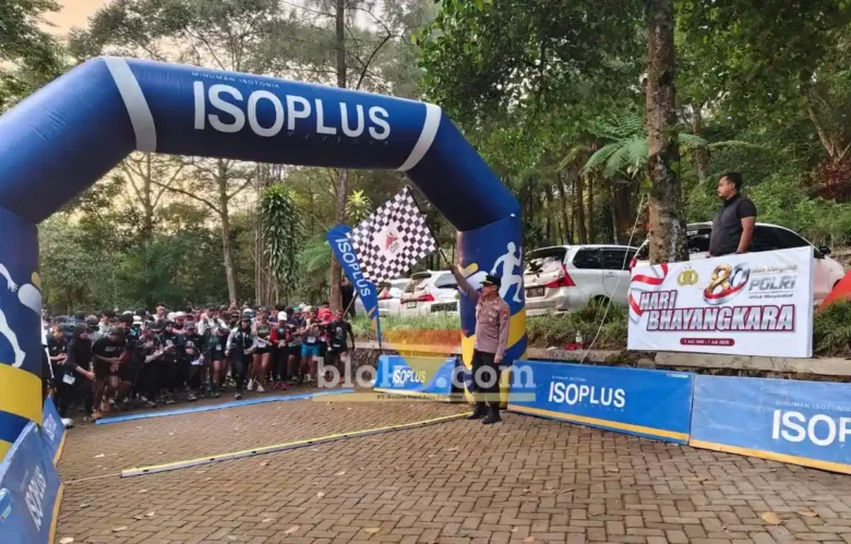 Kapolsek Pacet AKP Mohammad Khoirul Umam memberangkatkan pelari (foto: Blok-a.com/Syahrul Wijaya)
