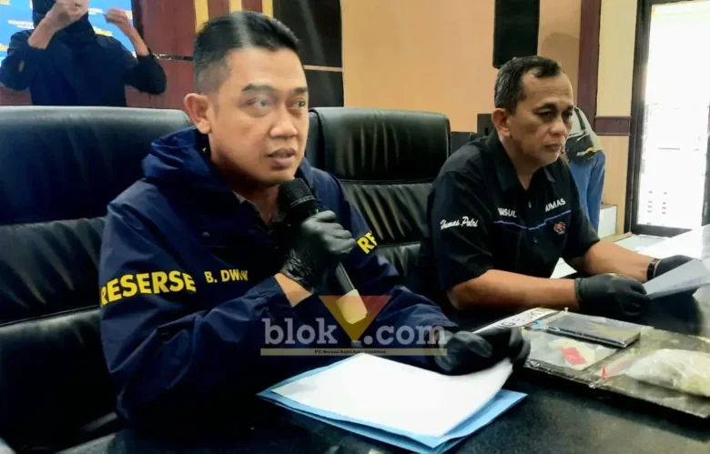 Kasat Narkoba Polres Blitar Kota, Iptu Bambang Dwi Wahyono, S.H saat pers rilis (foto: Blok-a.com/Fajar)