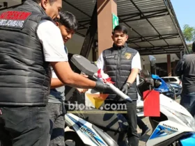 Kasatreskrim Polres Jombang AKP Magribi Agus Saputra saat press rilis ungkap kasus curanmor (foto: Blok-a.com/Syahrul Wijaya)