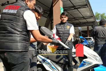 Kasatreskrim Polres Jombang AKP Magribi Agus Saputra saat press rilis ungkap kasus curanmor (foto: Blok-a.com/Syahrul Wijaya)