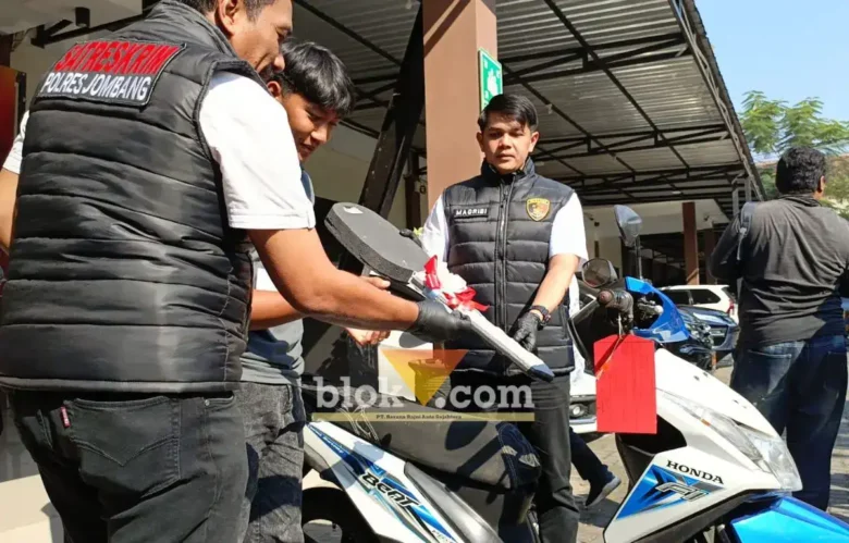 Kasatreskrim Polres Jombang AKP Magribi Agus Saputra saat press rilis ungkap kasus curanmor (foto: Blok-a.com/Syahrul Wijaya)