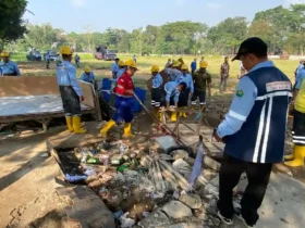 Kegiatan kerja bakti oleh DLH Kota Malang untuk pulihkan fungsi RTH Buring (foto: istimewa)