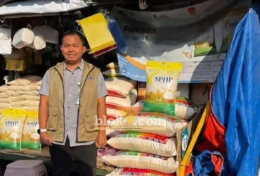 Kepala perum Bulog cabang Mojokerto Muhammad Husin saat pantau penyaluran beras SPHP di pasar Tanjung Anyar.(blok-a.com/Syahrul Wijaya)