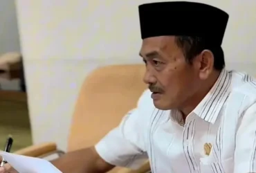 Ketua Bapemperda DPRD Kabupaten Blitar, Idris Marbawi saat pimpin rapat kerja bersama OPD membahas usulan Raperda tentang pengembangan ekonomi kreatif (foto: Blok-a.com/Fajar)
