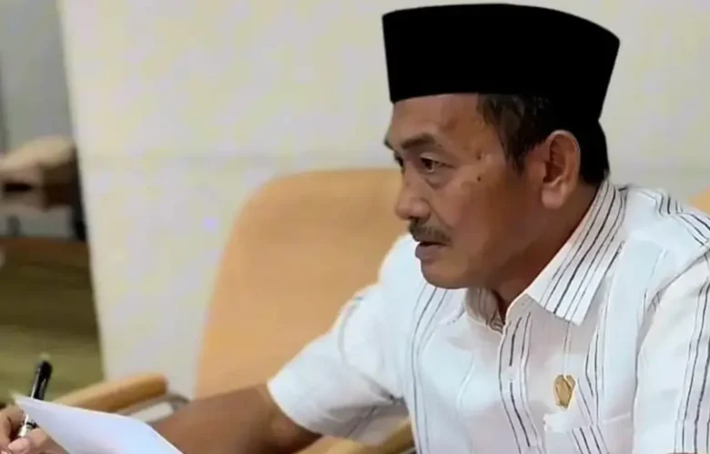 Ketua Bapemperda DPRD Kabupaten Blitar, Idris Marbawi saat pimpin rapat kerja bersama OPD membahas usulan Raperda tentang pengembangan ekonomi kreatif (foto: Blok-a.com/Fajar)