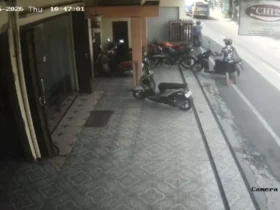 Komplotan pencuri terlihat sedang mengambil motor karyawan toko roti Chichi (Tangkapan layar CCTV)