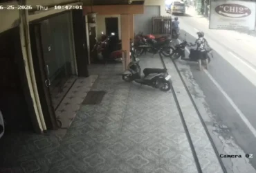 Komplotan pencuri terlihat sedang mengambil motor karyawan toko roti Chichi (Tangkapan layar CCTV)