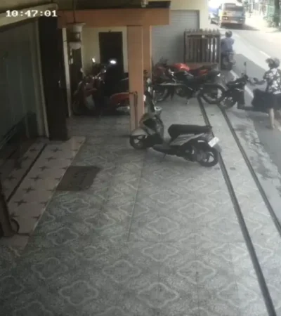 Komplotan pencuri terlihat sedang mengambil motor karyawan toko roti Chichi (Tangkapan layar CCTV)