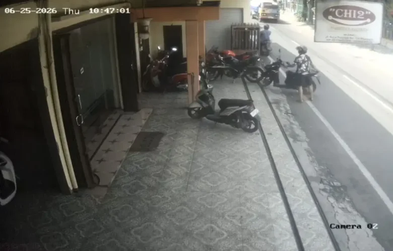 Komplotan pencuri terlihat sedang mengambil motor karyawan toko roti Chichi (Tangkapan layar CCTV)