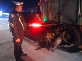 Kondisi mobil Honda City yang menabrak bagian belakang truk gandengan di ruas Tol JoMo (Foto: Dokumen PJR 3 Polda Jatim)