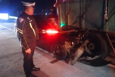Kondisi mobil Honda City yang menabrak bagian belakang truk gandengan di ruas Tol JoMo (Foto: Dokumen PJR 3 Polda Jatim)