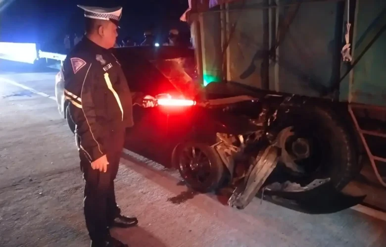 Kondisi mobil Honda City yang menabrak bagian belakang truk gandengan di ruas Tol JoMo (Foto: Dokumen PJR 3 Polda Jatim)
