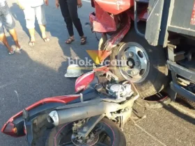Kondisi sepeda motor yang masih terlindas truk di jalan raya Kayen Jombang.(blok-a.com/Syahrul Wijaya)