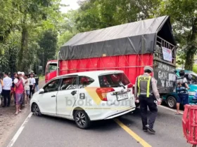 Kondisi truk dan mobil Toyota Calya pasca terjadinya Lakalantas beruntun di Jalan Raya Banyuwangi jurusan Jember, tepat simpang 3 Desa Kalibaru Manis, Banyuwangi, Rabu (24/6/2026)(foto: Blok-a.com/Kuryanto)