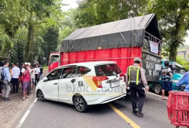Kondisi truk dan mobil Toyota Calya pasca terjadinya Lakalantas beruntun di Jalan Raya Banyuwangi jurusan Jember, tepat simpang 3 Desa Kalibaru Manis, Banyuwangi, Rabu (24/6/2026)(foto: Blok-a.com/Kuryanto)