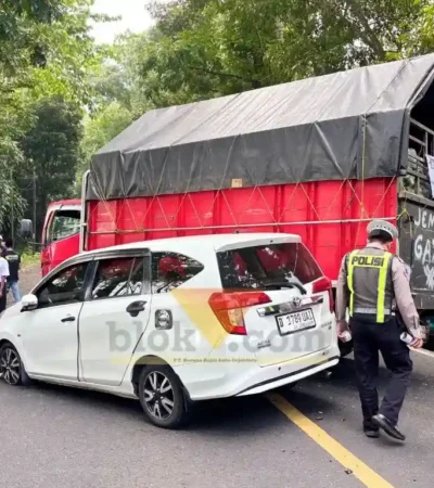 Kondisi truk dan mobil Toyota Calya pasca terjadinya Lakalantas beruntun di Jalan Raya Banyuwangi jurusan Jember, tepat simpang 3 Desa Kalibaru Manis, Banyuwangi, Rabu (24/6/2026)(foto: Blok-a.com/Kuryanto)